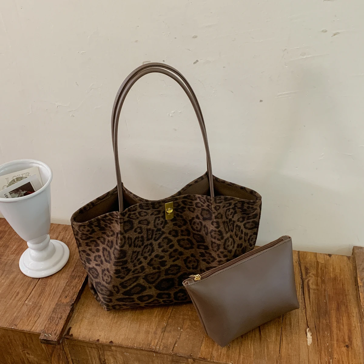 Luxury Bags Tote - レトロなレオパード柄のスエード製トートバッグ。高級感のある大容量ショルダーバッグで、秋から冬にかけての仕事や旅行に最適なハンドバッグです。